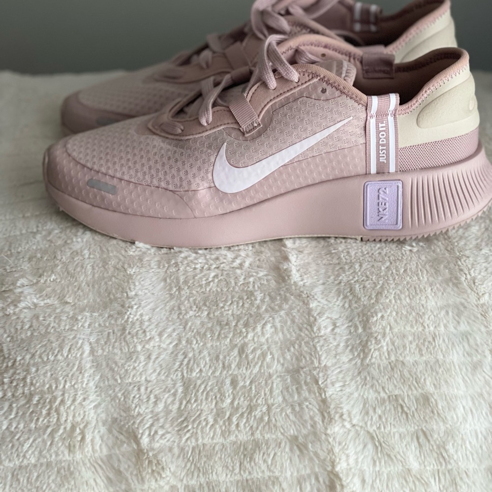 NEW WOMEN NIKE REPOSTO RUNNING SHOES SIZE 10
